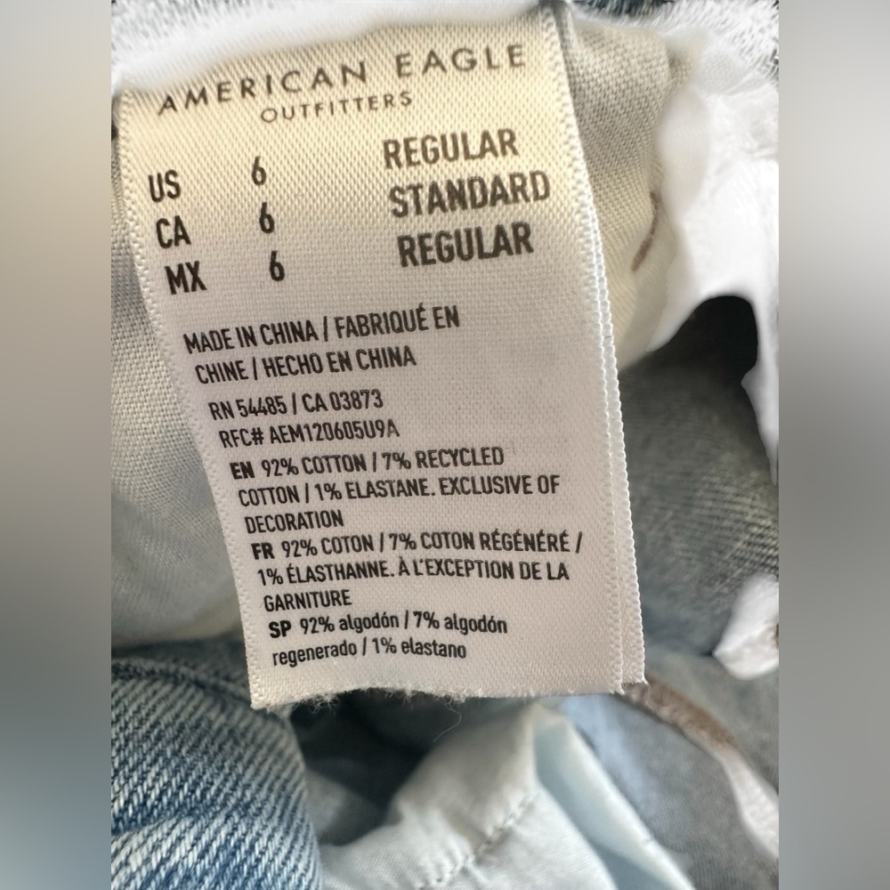 American Eagle curvy 90s high rise straight distressed jeans. Size 6 - Picture 8 of 8